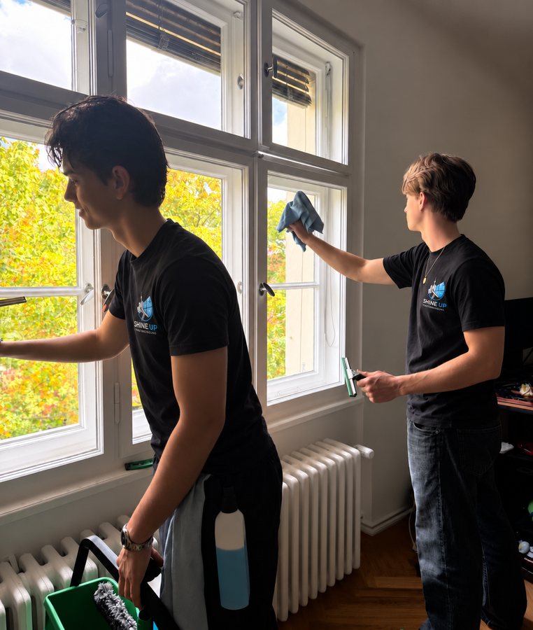 Nic und Felix Holtfrerich beim Fensterputzen