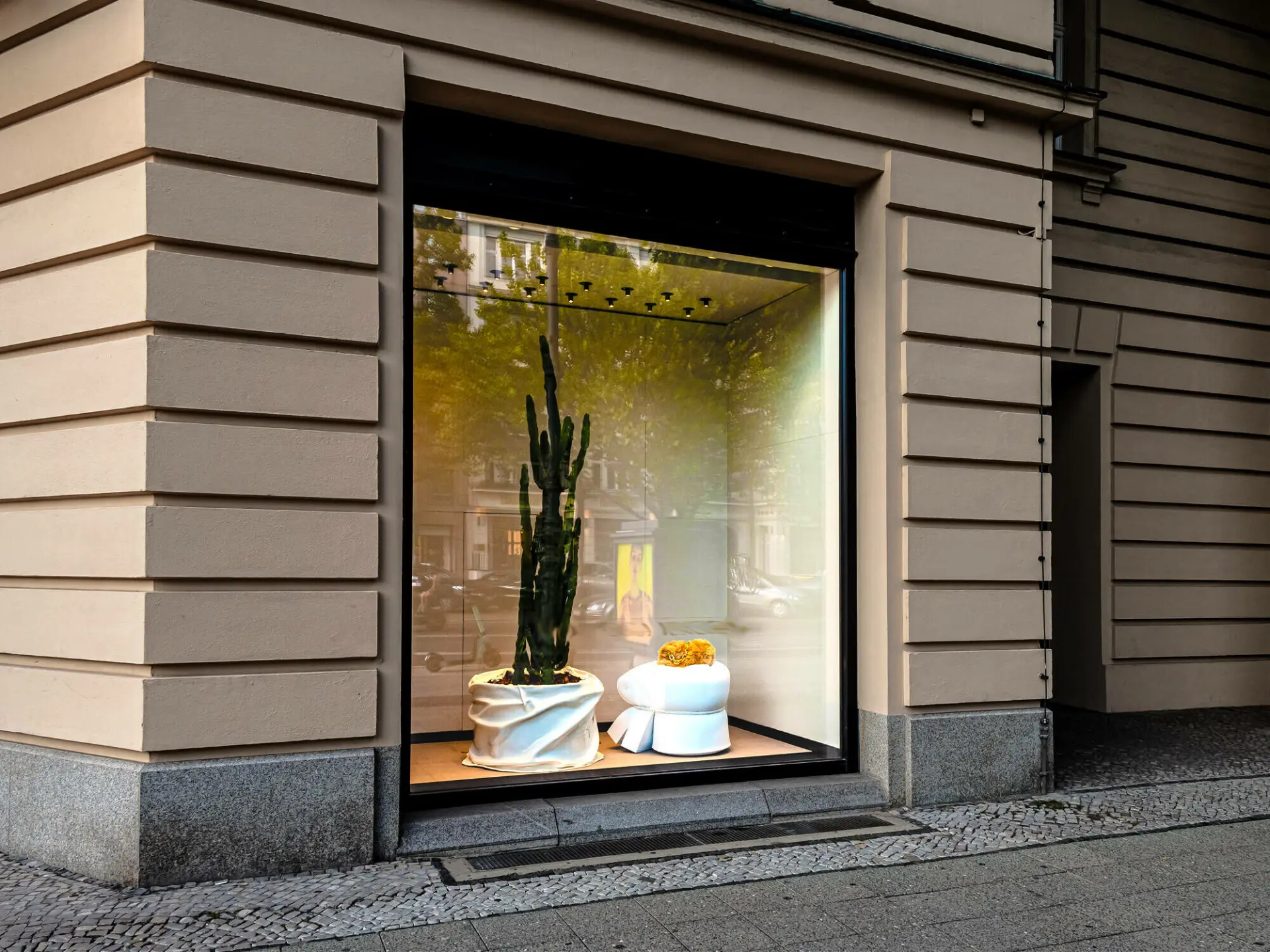 Sauber geputztes Schaufenster eines Berliner Ladengeschäfts